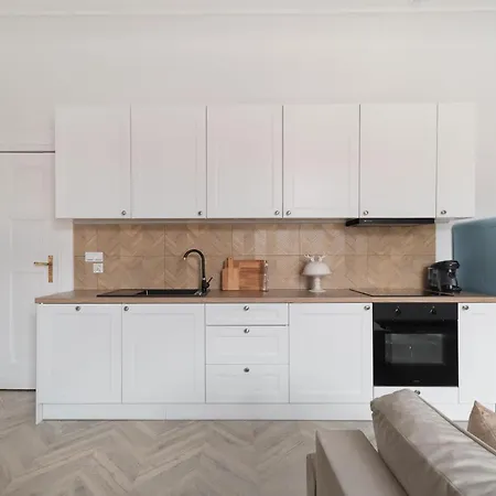 Royal Point Apartment *